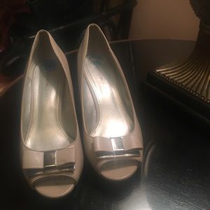 Beige Bandolino leather wedges